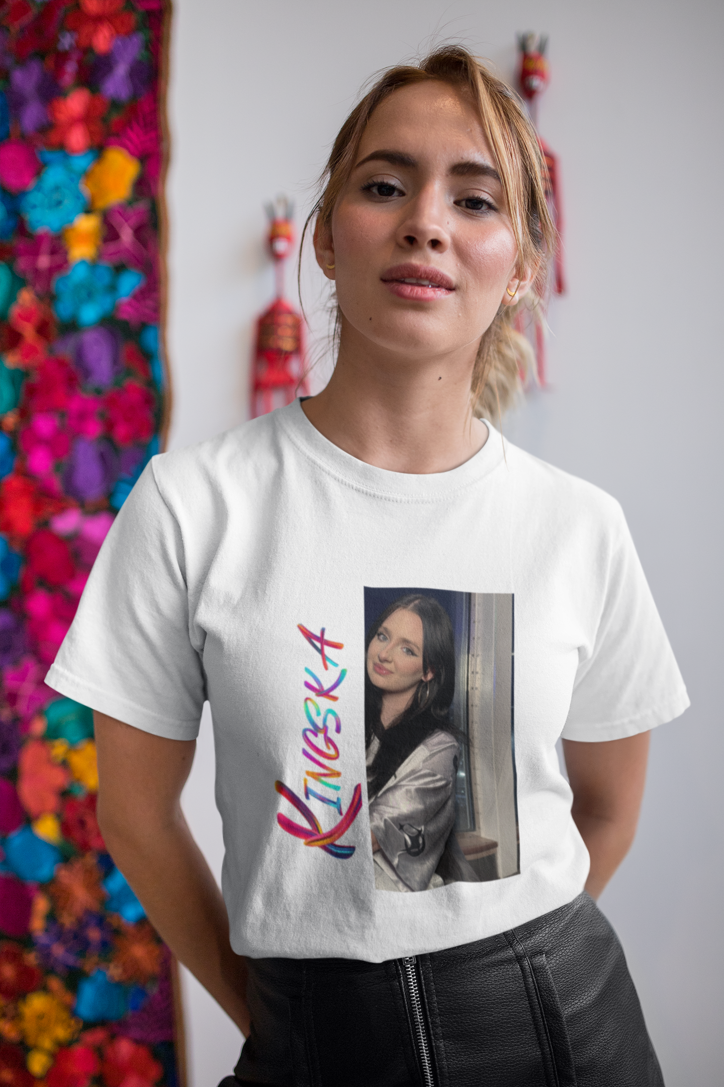 T-shirt biały logo pionowe foto Kingska 2