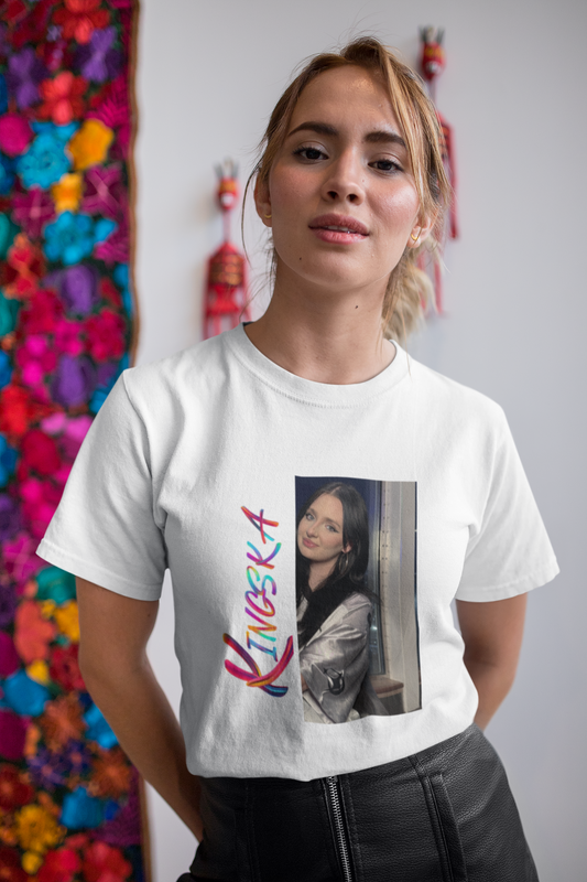 T-shirt dziecięcy biały logo pionowe foto Kingska 2