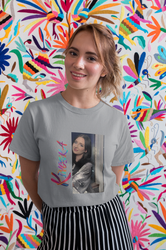 T-shirt dziecięcy szary logo pionowe foto Kingska 2